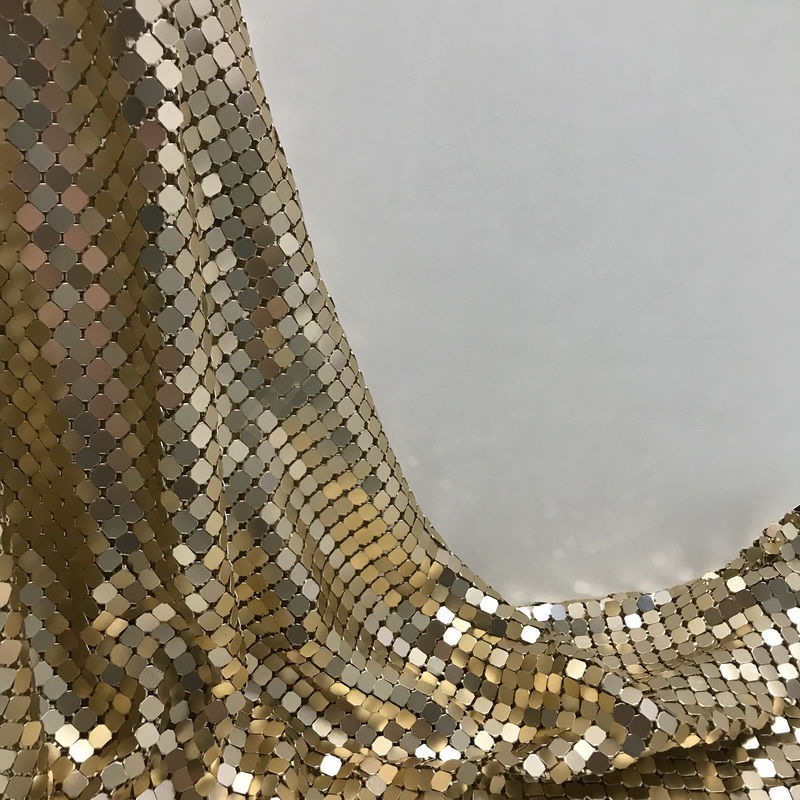 قماش ترتر معدني ذهبي من الألوم - مراجعة Crystal Mesh Fabric وسعره
